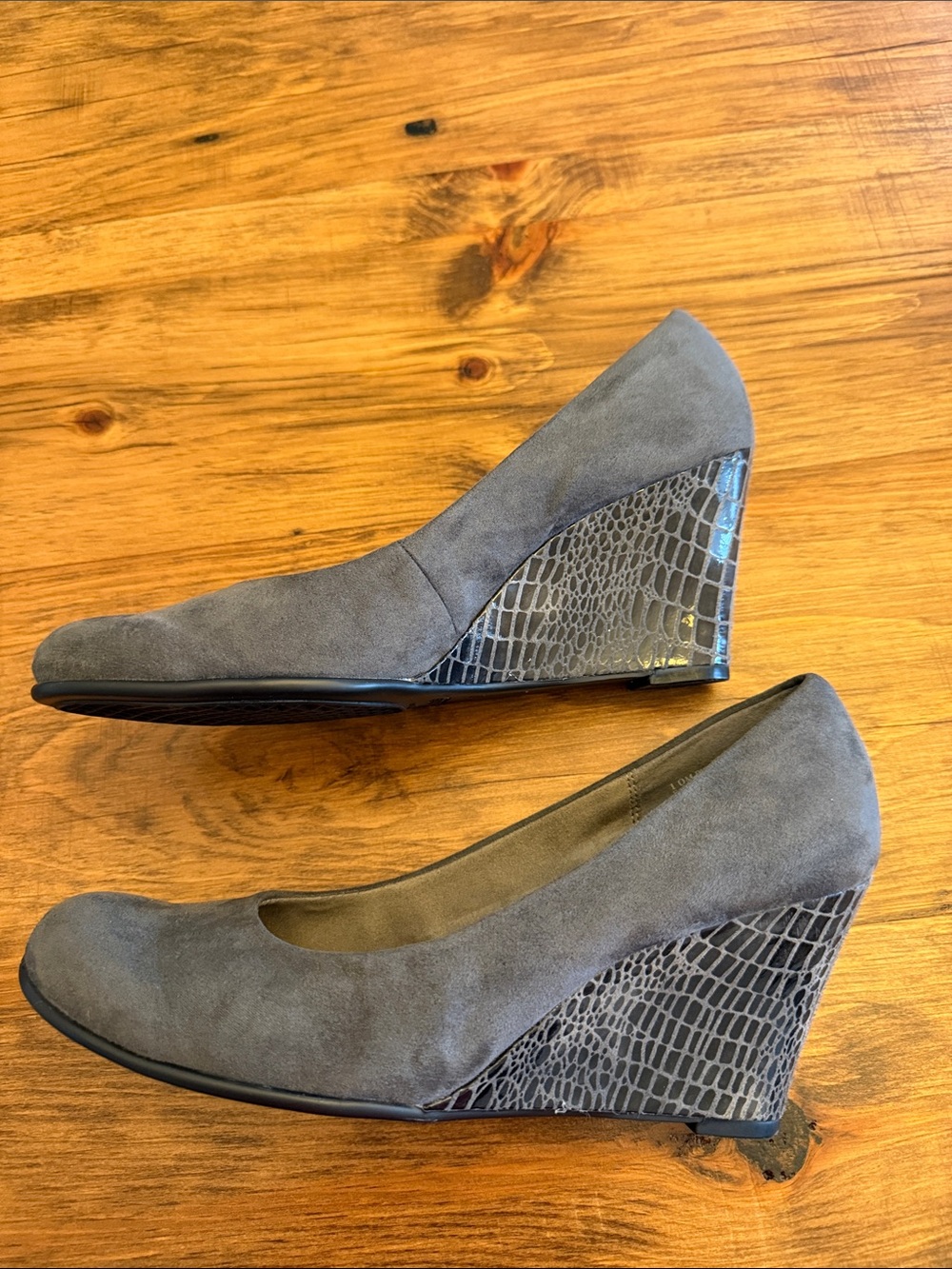 AEROSOLES Gray Suede Wedge Pumps with Croc-Textured Heel. Size 10